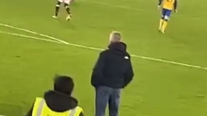 Γουέστ Χαμ: Οπαδός μπήκε στον αγωνιστικό χώρο και παρακολουθούσε σαν κύριος το ματς! (vid)