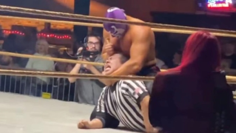 Σοκαριστικές εικόνες με παλαιστή να μαχαιρώνει στο κεφάλι διαιτητή κατά τη διάρκεια αγώνα (vid)