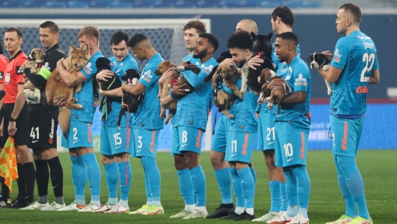 Ζενίτ όπως... ΑΕΚ: Οι παίκτες βγήκαν στον αγωνιστικό χώρο με σκυλάκια προς υιοθεσία (vid)