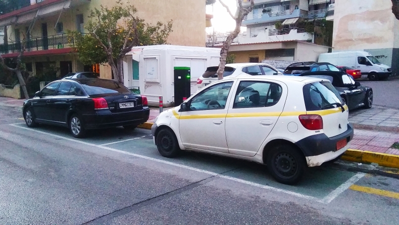 Ο Δήμος Ιλίου παρκάρει παράνομα τα οχήματά του σε θέσεις φόρτισης ηλεκτρικών αυτοκινήτων