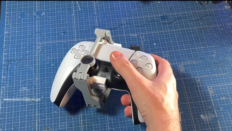 YouTuber έφτιαξε αντάπτορα για χρήση του DualSense controller του PS5 με το ένα χέρι (vid)