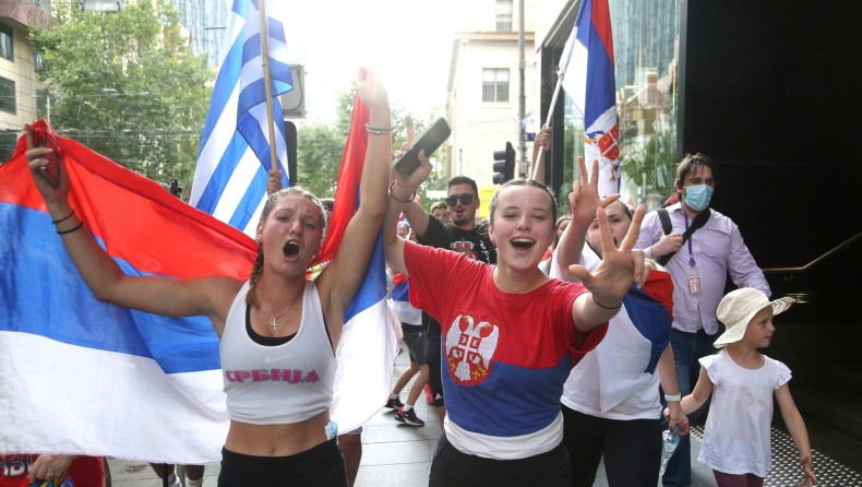 Τζόκοβιτς: Σέρβοι κι Έλληνες χορεύουν και φωνάζουν «free Nole» έξω από το γραφείο που βρίσκεται ο «Τζόκερ» (vids)