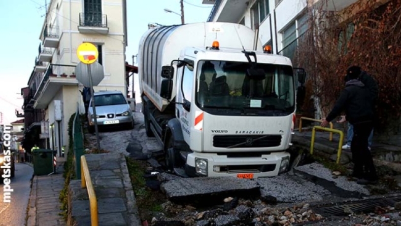 Άνοιξε η γη στην Καστοριά και «κατάπιε» απορριμματοφόρο