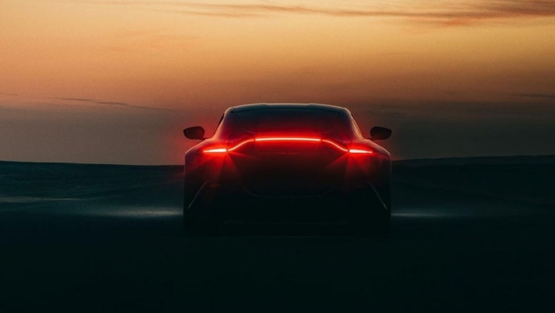 O Στέφανος Τσιτσιπάς φωτογραφίζει Aston Martin
