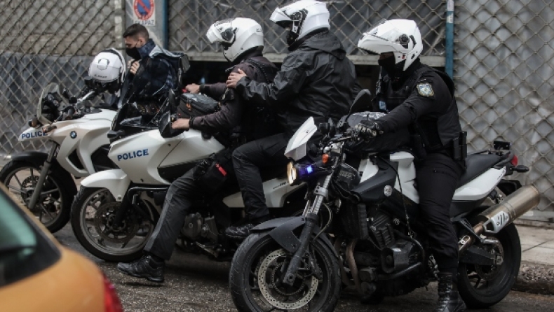 Επίθεση σε αστυνομικό από 50 άτομα στην Ηλιούπολη: Του έκλεψαν τον ασύρματο αλλά τον επέστρεψαν