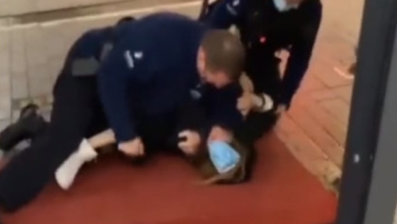 Σοκαριστικό βίντεο στο Βέλγιο: Αστυνομικοί κάθονται πάνω σε 14χρονη και την χαστουκίζουν (vid)