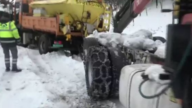 Φορτηγό-γερανός πήγε να απεγκλωβίσει βαρύ όχημα και… κόλλησε και αυτό στον πάγο (vid)