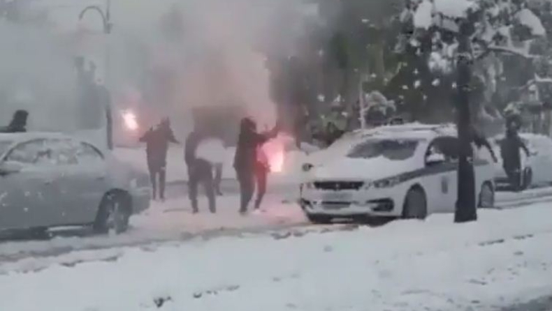 Μπλόκο και χιονοπόλεμος νεαρών σε περιπολικό στα Σούρμενα (vid)