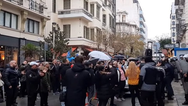 Τζόκοβιτς: Αντιεμβολιαστές έξω από το προξενείο της Σερβίας στη Θεσσαλονίκη, φωνάζουν υπέρ του(vid)