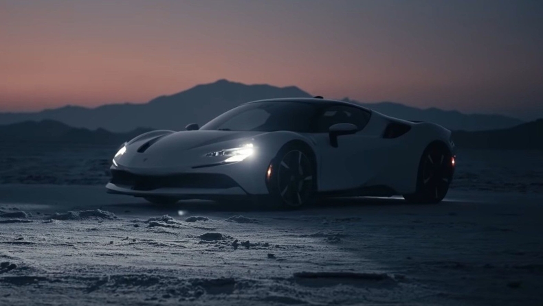 Μία Ferrari SF90 Stradale «χορεύει» στις αλυκές του Μπόνβιλ (vid)