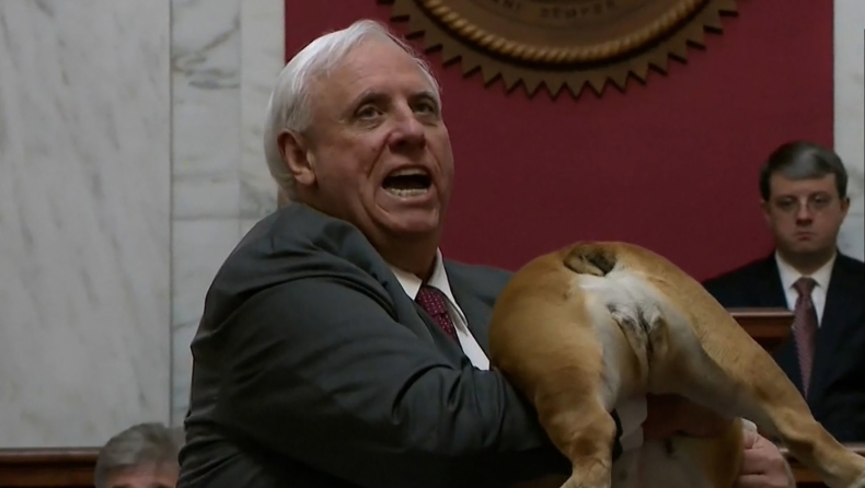 Ο κυβερνήτης της δυτικής Βιρτζίνια σήκωσε ένα bulldog και είπε: «Φιλήστε τον πρωκτό της» (vid)