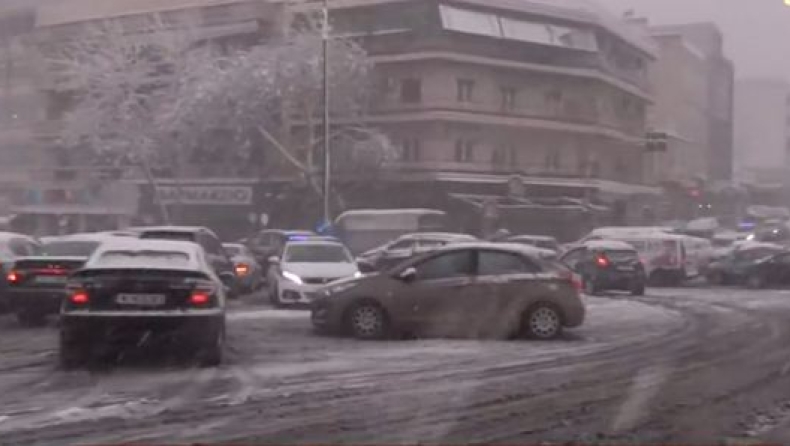 Αδιανόητο μπάχαλο Κατεχάκη με Μεσογείων: Κολλημένα στο χιόνι τα αυτοκίνητα (vid)