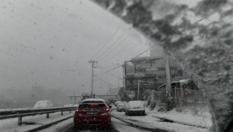 Ο χιονιάς έφερε κυκλοφοριακό έμφραγμα στους δρόμους: Ακινητοποιημένα αυτοκίνητα