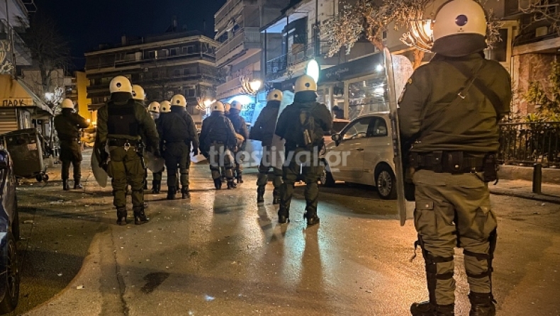 Επίθεση οπαδών σε διμοιρία ΜΑΤ στη Θεσσαλονίκη: Βγήκαν από τον σύνδεσμο και πέταξαν μάρμαρα, πέτρες και πυρσούς