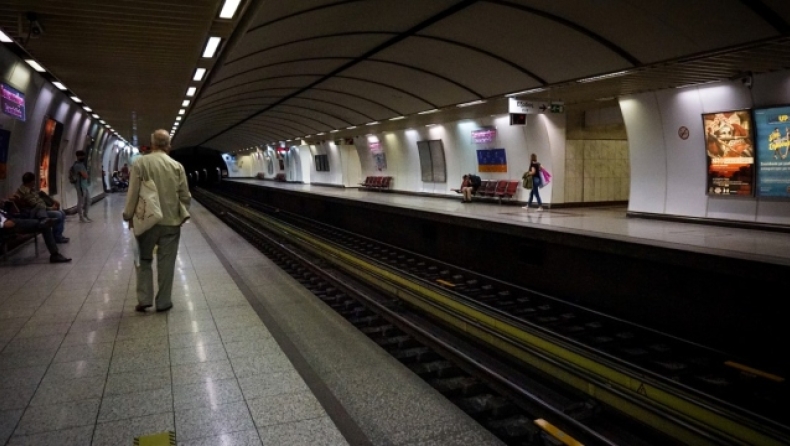 Άνδρας έπεσε στις γραμμές του Μετρό στον σταθμό «Πανεπιστήμιο»
