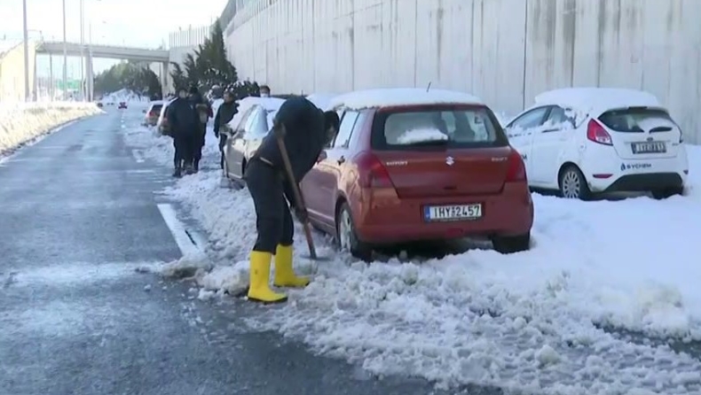 Σουρεαλιστικό σκηνικό: Το Πολεμικό Ναυτικό φτυαρίζει τον πάγο στην Αττική Οδό (vid)