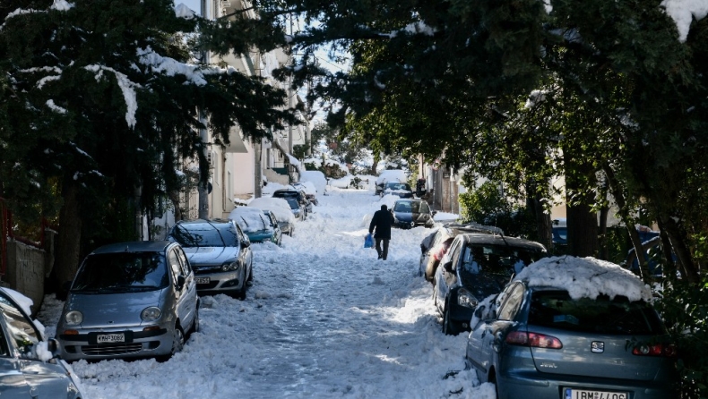 Το χιόνι έχει σταματήσει να πέφτει εδώ και 24 ώρες, αλλά οι δρόμοι δεν έχουν καθαριστεί (vids)