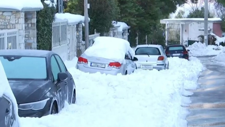 Κάτοικοι στην Πεντέλη μίσθωσαν μπουλντόζα για να καθαρίσει τα χιόνια (vid)