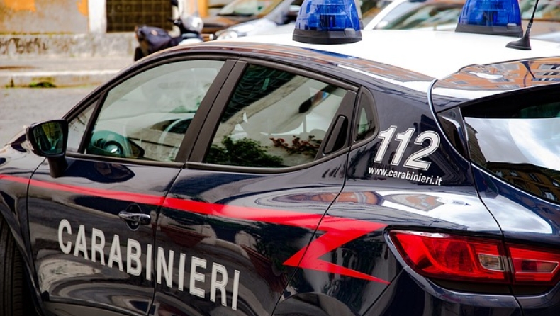 Διαμαρτύρονται οι Ιταλοί αστυνομικοί για τις ροζ μάσκες που τους έδωσαν