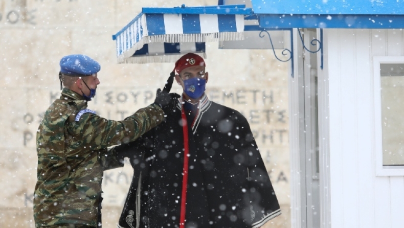 Αγέρωχη στο χιονιά η Προεδρική Φρουρά: Με όχημα και κάπες στο Μνημείο του Άγνωστου Στρατιώτη