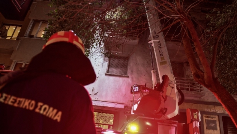 Νεκρή γυναίκα από φωτιά σε διαμέρισμα στο Κολωνάκι: Την βρήκαν αγκαλιά με το γατάκι της (vid)