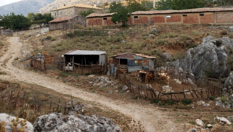 Βοσκός βρήκε 50.000 σε δοχείο που αγόρασε και έκανε κεράσματα στο χωριό 14.000 ευρώ