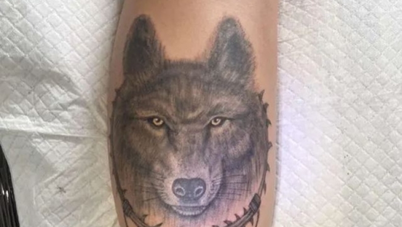 Πλήρωσε $600 για να κάνει τατουάζ έναν λύκο, αλλά δεν πρόσεξε μία λεπτομέρεια