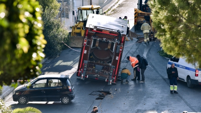 Άνοιξε ο δρόμος στον Άλιμο και «κατάπιε» απορριμματοφόρο