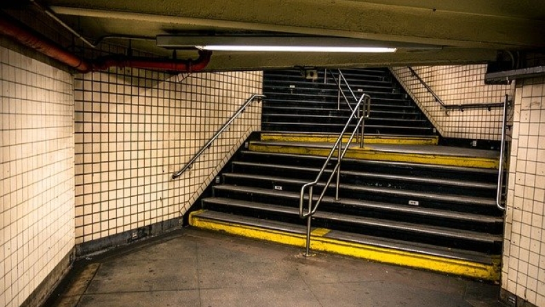 Εκτός μετρό βγάζουν τους άστεγους στη Νέα Υόρκη
