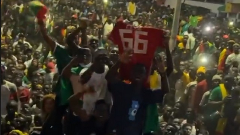 Ολυμπιακός: Σενεγαλέζοι πανηγυρίζουν με «ερυθρόλευκη» φανέλα για χάρη του Σισέ