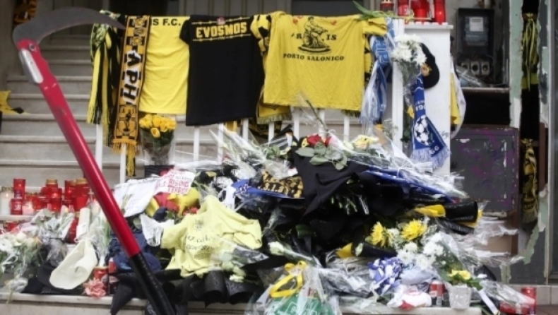 Στην οικογένεια του Άλκη οι κούτες με τα κασκόλ, τις φανέλες και τα γράμματα (vid)