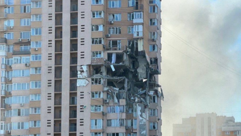 Πύραυλος χτύπησε πολυκατοικία στο Κίεβο: Τρομακτικές εικόνες (vid)