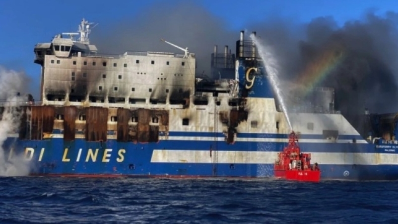 Με 30λεπτες επιχειρήσεις συνεχίζονται οι προσπάθειες απεγκλωβισμού των 10 επιβατών του Euroferry Olympia 