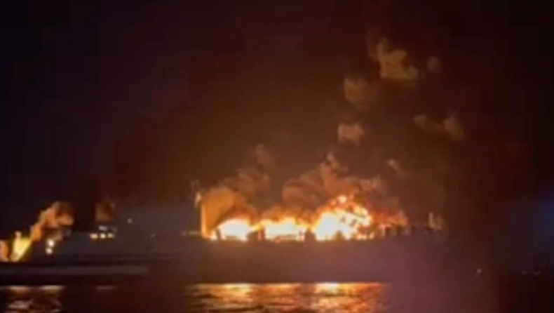 Παραδόθηκε στις φλόγες πλοίο που έκανε Ηγουμενίτσα-Mπρίντεζι: Στις λέμβους οι επιβάτες (vid)