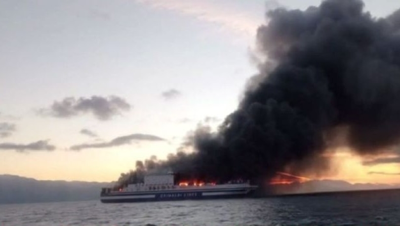 Υπάρχουν εγκλωβισμένοι στο φλεγόμενο πλοίο: Προσπαθούν να τους βγάλουν