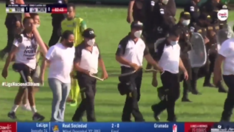 Γουατεμάλα: Φίδι εισέβαλε σε γήπεδο και διέκοψε τον αγώνα! (vid)