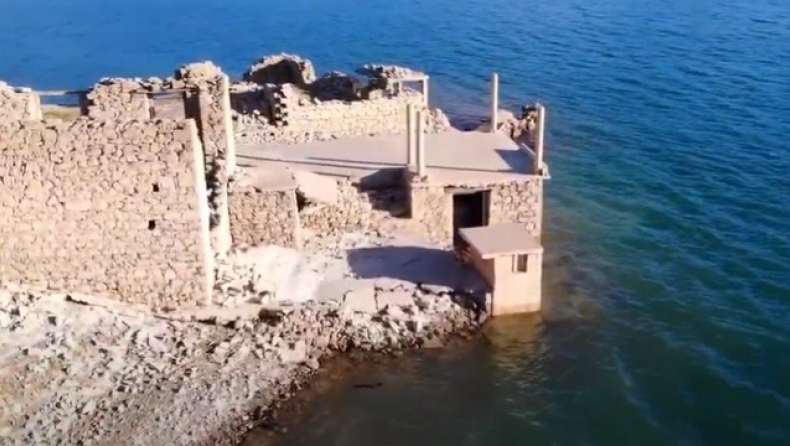 Κάλλιο, το ελληνικό χωριό-φάντασμα που βρίσκεται στο βυθό της λίμνης Μόρνου