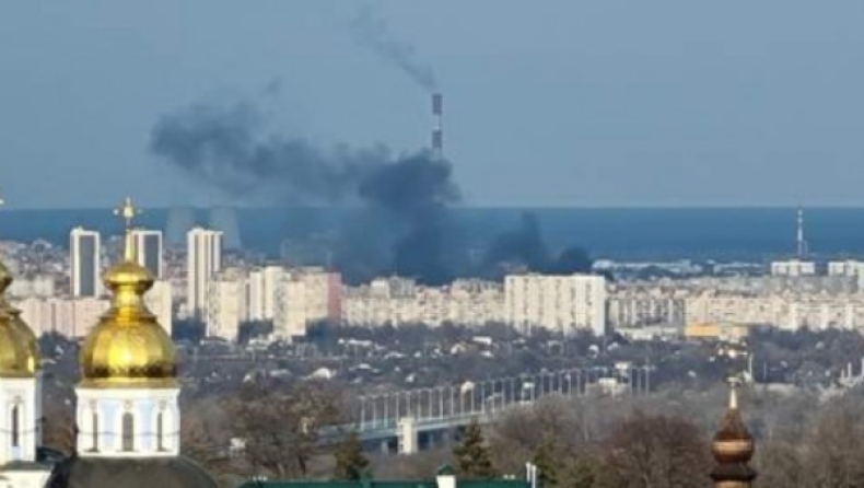 Πυκνός καπνός μέσα στο Κίεβο: Σφοδρές μάχες Ρώσων με Ουκρανούς (vids)