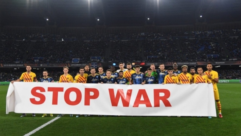 UEFA: Εκρυψε το πανό που σήκωσαν οι παίκτες της Νάπολι και της Μπαρτσελόνα κατά του πολέμου στην Ουκρανία