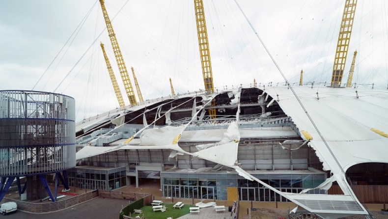 Λονδίνο: Τεράστιες ζημιές στο O2 Arena από θυελλώδεις ανέμους (vid)