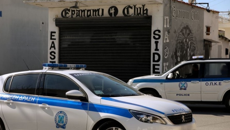 Ρόπαλα, καπνογόνα, κροτίδες και σιδερογροθιά βρήκε χθες η ΕΛ.ΑΣ σε 21 συνδέσμους