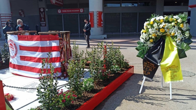 ΑΕΚ: Στεφάνι στο μνημείο των θυμάτων της Θύρας 7
