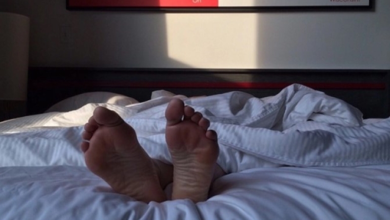 Ειδικός στον ύπνο προτείνει ένα κόλπο για τα πόδια που σε κάνει να κοιμηθείς πιο εύκολα