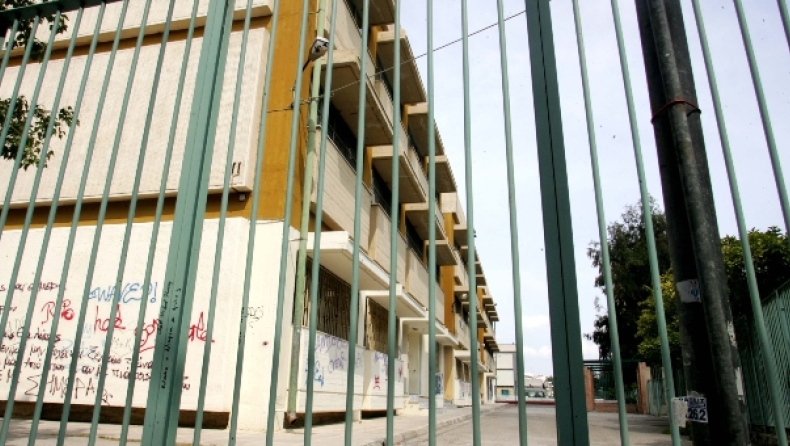 Εκτός σχολείου ο καθηγητής που πρόσβαλλε μαθητή επειδή φορούσε φούστα: «Ντροπή της κοινωνίας είσαι εσύ» είπε ο Αρναούτογλου (vid) 