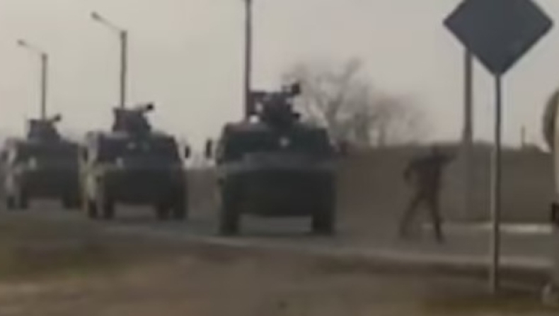 Παλικάρι Ουκρανός πολίτης στέκεται μπροστά από πομπή στρατιωτικών οχημάτων της Ρωσίας (vid)