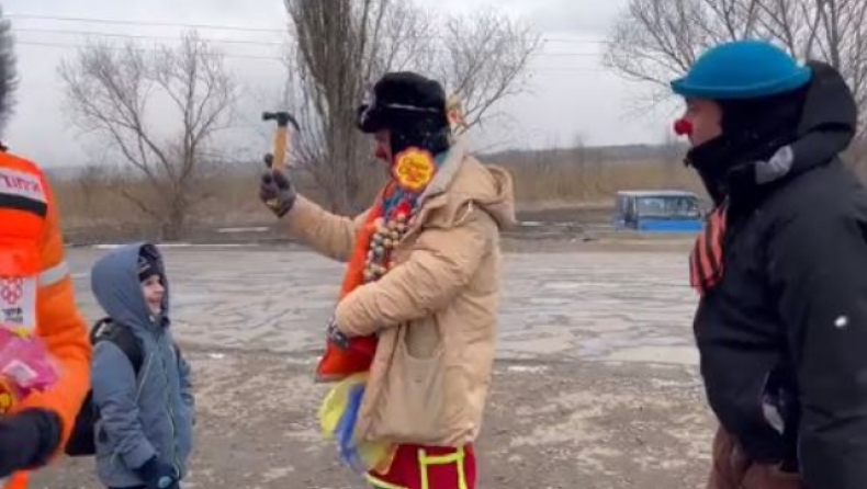 Σπαρακτικά πλάνα: Κλόουν στη Μολδαβία περιμένουν στα σύνορα παιδάκια από την Ουκρανία για να τους δώσουν λίγη χαρά (vids)