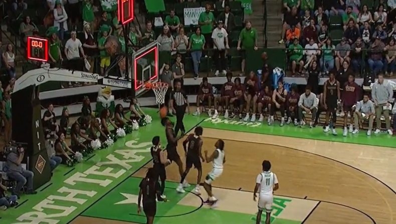 Απίστευτο καλάθι που δεν μέτρησε στο NCAA από τη μία μπασκέτα στην άλλη (vid)