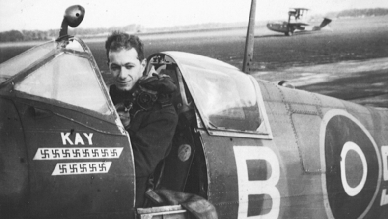 To «Φάντασμα της Μάλτας» ήταν Έλληνας: Κατέρριψε 19 ναζιστικά αεροπλάνα, σχεδίαζε σβάστικες για κάθε ένα