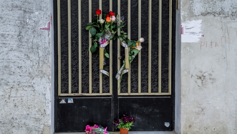 Ηλικιωμένη άφησε λουλούδια στην πόρτα του σπιτιού της Πισπιρίγκου, για τα τρία παιδιά: Την μιμήθηκαν κι άλλοι 