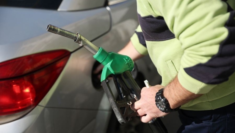 Πώς θα εξοικονομήσετε καύσιμα τώρα που η βενζίνη «καίει»